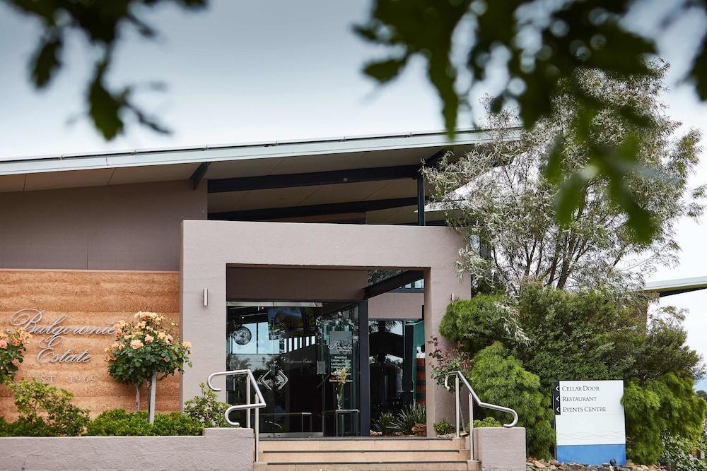 亚拉格林 博尔基尼酒庄葡萄园水疗度假村酒店 外观 照片 Entrance to the National Museum of Australia