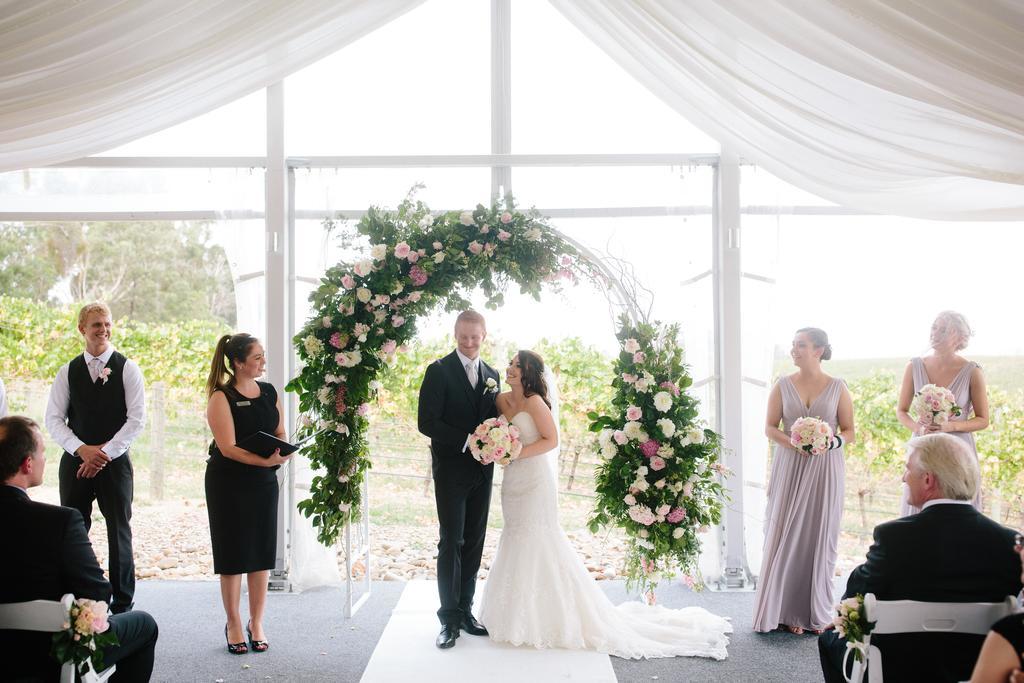 亚拉格林 博尔基尼酒庄葡萄园水疗度假村酒店 外观 照片 A wedding ceremony in progress